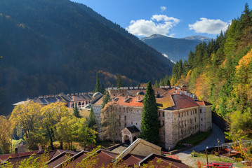 Obraz premium Beautiful view of the Orthodox Rila Monastery, a famous tourist attraction and cultural heritage monument in the Rila Nature Park mountains in Bulgaria