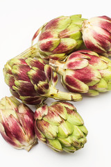 Obraz premium Alcachofas enteras frescas y naturales sobre fondo blanco. Vista superior