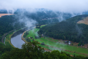 Die Elbe bei Königstein nach Regen bei aufsteigendem Nebel im Sommer