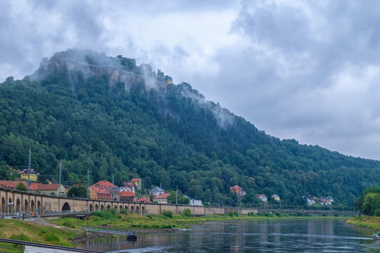 Die Festung Königstein im Sommer bei Hochnebel nach Regen