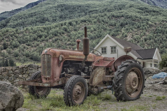 Tractor rojo viejo