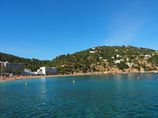 Obraz premium Der herrliche Strand Cala de Sant Vicent auf Ibiza