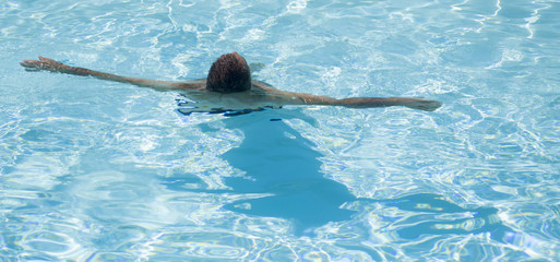 Hombre nadando en la piscina / Man swimming in the pool