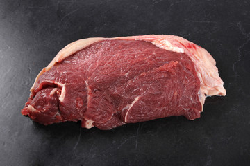 Wołowina. Surowe mięso wołowe na białym tle - obrazy, fototapety, plakaty