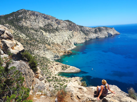 Ibiza - Frau genießt den herrlichen Ausblick
