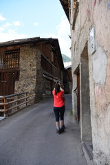 Obraz na płótnie Canvas passeggiata in montagna gita sentiero camminare benessere sport dieta tenersi in forma 