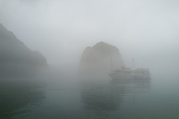 Nebel in Ha Long Bucht
