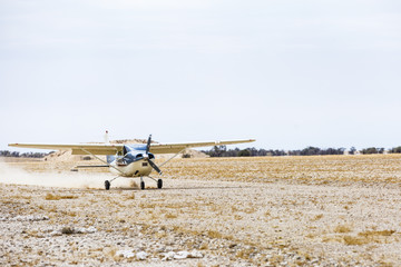 Cessna 172 landet auf Sandpiste, Flugfeld Ganab, Namib-Naukluft-Nationalpark