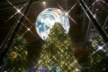 地球とクリスマスツリー