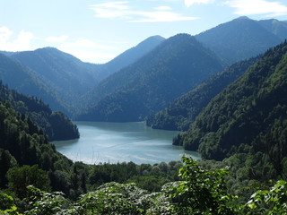 Озеро Малая Рица в Абхазии в Кавказских горахLake Malaya Ritsa in Abkhazia in the Caucasus Mountains