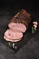 Gordijnen Vlees geroosterd met kruiden. Traditionele worst in een compositie met kruiden en specerijen. © JacZia