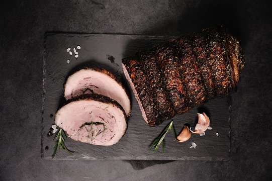 Mięso pieczone z ziołami.
Tradycyjna wędlina w kompozycji z ziołami i przyprawami.
