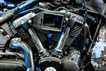 Obraz premium Silnik z bliska strzał piękny i niestandardowy motocykl