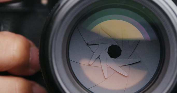 Camera lens with adjusting aperture