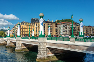 Naklejka premium Wrażenia z mostu San Sebastian - Zurriola (Puente del Kursaal)
