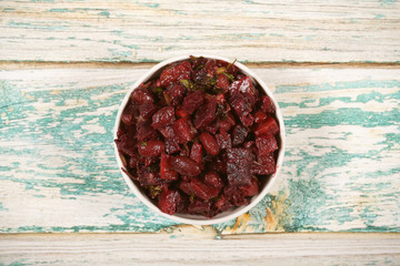 салат вегетарианский со свеклой и фасолью стоит на...