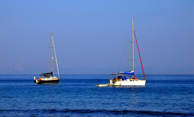 Obraz premium Sailboats in front of the beach of Zahara de los Atunes, Cadiz