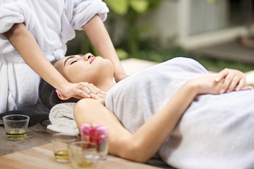 Obraz na płótnie Canvas Young asian woman receiving body massage
