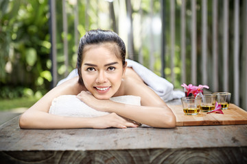 Obraz na płótnie Canvas Smiling asian woman enjoying skin care