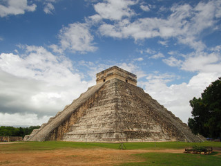 Fototapeta na wymiar Chichen Itza - Maya ruins in Mexico