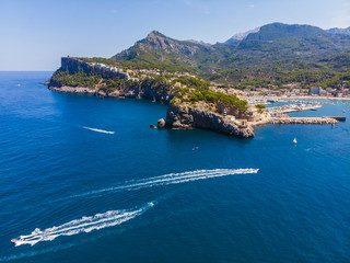 Fototapeta na wymiar Luftaufnahme, Bucht, Naturhafen, Port de Sóller, Serra de Tramuntana, Mallorca, Balearen, Spanien
