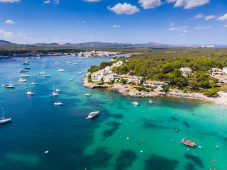 Luftaufnahme,  Punta de ses Crestes mit Yachten und Villen, Bucht von Portocolom und Cala Parbacana, Portocolom, Mallorca, Balearen, Spanien
