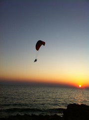 Parapendio al tramonto