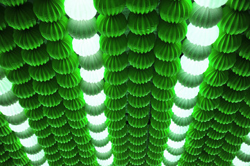 Farolillos verdes y blancos en la caseta de la Feria de Sevilla, España. Fondo decorativo