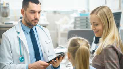 Obraz premium Friendly Medical Doctor Talks With Sweet Little Girl who came With Her Mother for an Appointment. Healthy Child With Happa Parent. Health Care Working.
