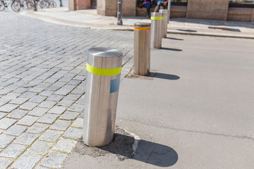 Rising stop pillars for regulation and blocking of city traffic