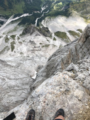In der Felswand des Berges Dachstein mit Ausblick auf den Gletscher