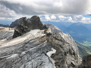 In der Felswand des Berges Dachstein mit Ausblick auf den Gletscher