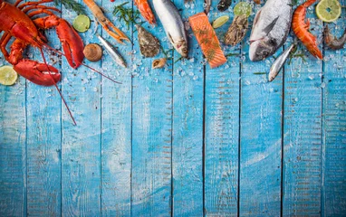 Poster Im Rahmen Frische leckere Meeresfrüchte serviert auf altem Holztisch. © Lukas Gojda