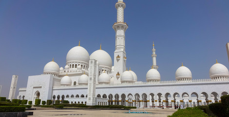 Fototapeta na wymiar Große weiße Moschee in Abu Dhabi