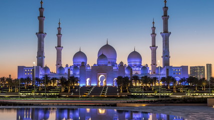 Fototapeta na wymiar Sheikh Zayed Grand Mosque in Abu Dhabi day to night timelapse after sunset, UAE
