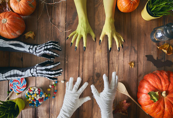 Obraz premium family celebrating Halloween