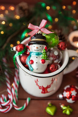 Rustikale Tasse mit bunter Dekoration zu Weihnachten