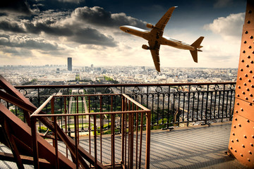 aereo che vola vicino alla Torre Eiffel - obrazy, fototapety, plakaty