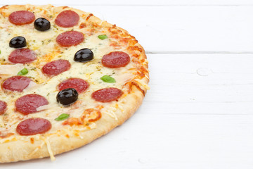 Pizza Pepperoni Peperoni Salami Textfreiraum Copyspace auf Holzbrett