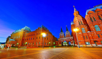 Obraz premium View of the War of 1812 Museum on Manezhnaya Square in Moscow at night