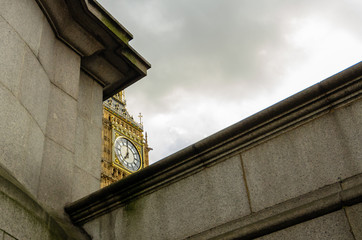 Unüblicher Blick zur Uhr Big Ben in London, England