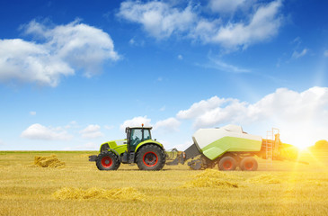 Obraz premium ciągnik na polu