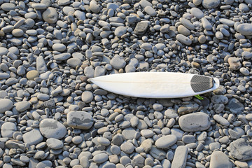 tabla de surf encima de las piedras 4M0A4801-f18