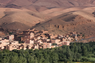 Stadtrand von Boumalne-Dades im Atlas Gebirge, Marokko 