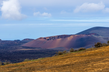 Blick &uuml;ber den Parques natural los Volcanes mit der Caldera del Corazoncillo, Lanzarote
