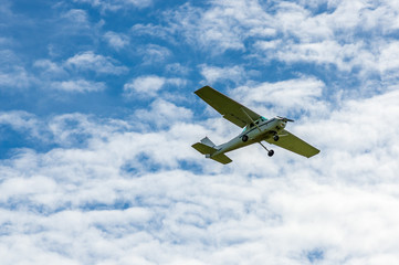 Fototapeta na wymiar Einmotoriges Sportflugzeug der Luft vor Wolken