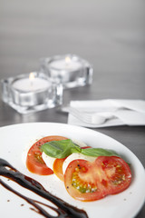 Tomate mit Mozzarella angerichtet Restaurant