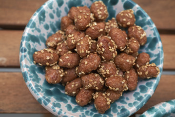 Sugared peanuts with sesame