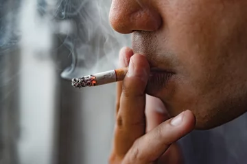 Tissu par mètre Fumée Gros mâle main tenant une cigarette.