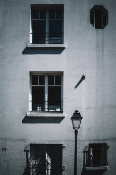 Fa&ccedil;ade d'immeuble parisien et lampadaire, Montmartre, Paris